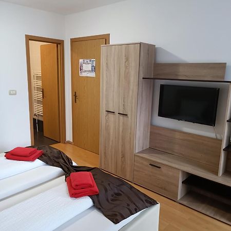 Family Pension Arad Bagian luar foto