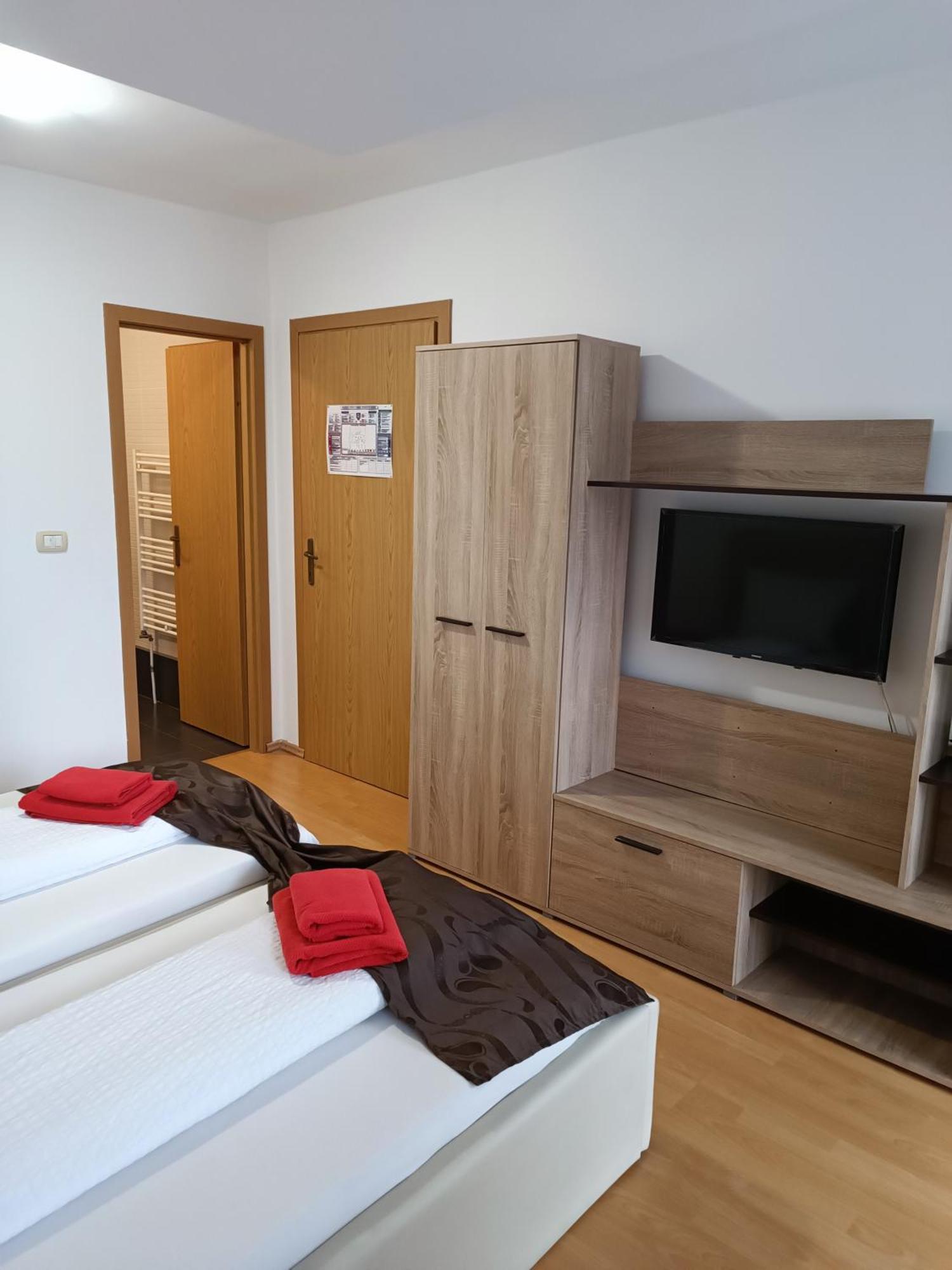 Family Pension Arad Bagian luar foto