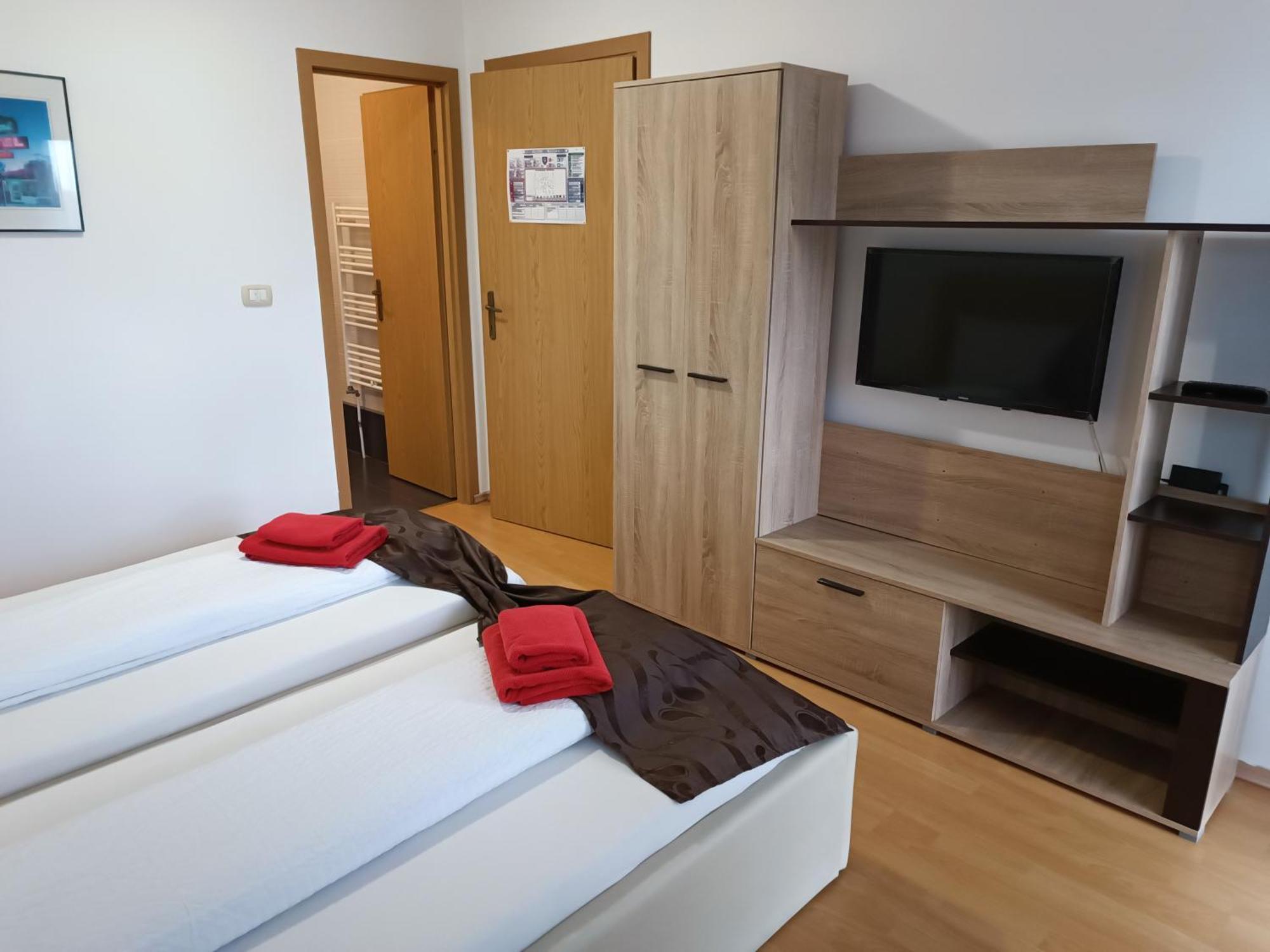 Family Pension Arad Bagian luar foto