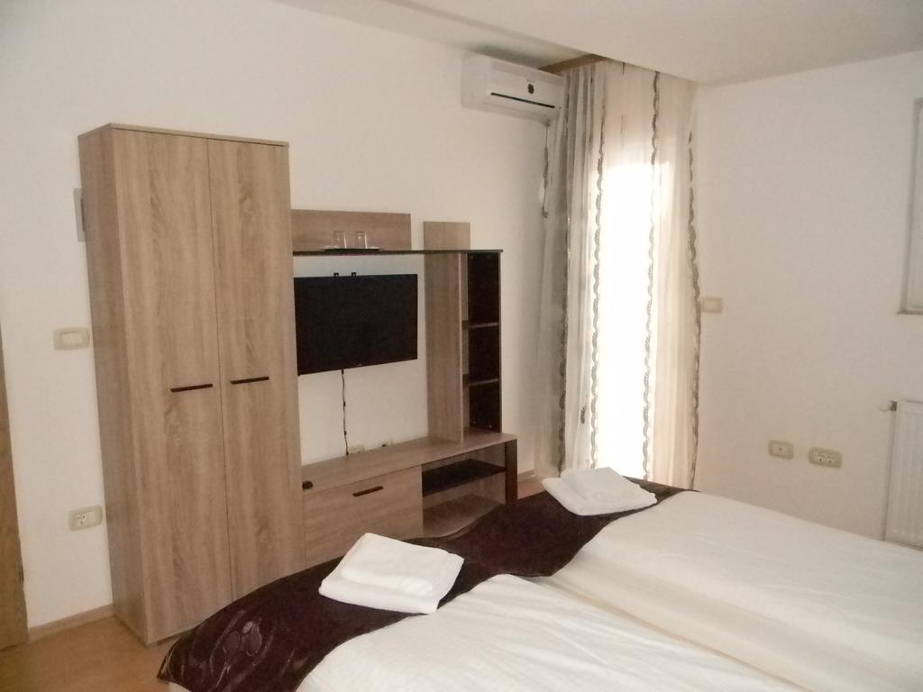 Family Pension Arad Bagian luar foto