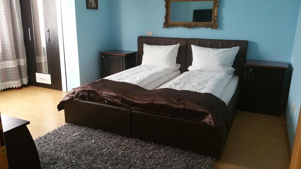 Family Pension Arad Bagian luar foto