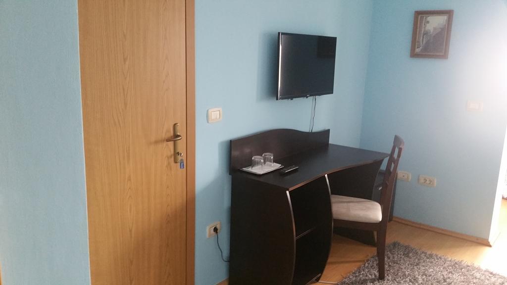 Family Pension Arad Bagian luar foto
