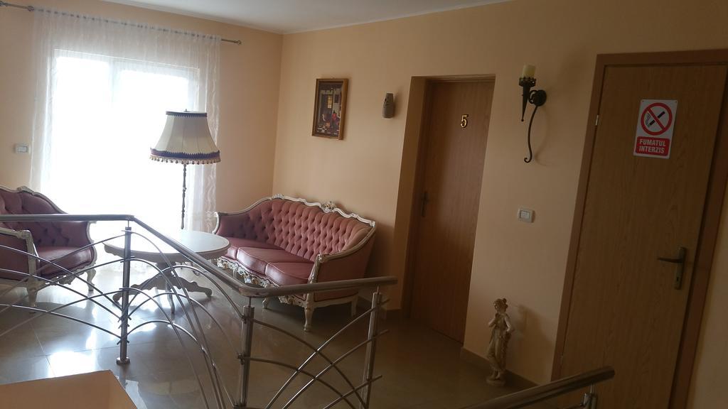 Family Pension Arad Bagian luar foto