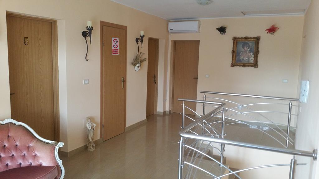 Family Pension Arad Bagian luar foto