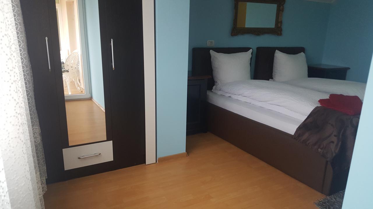 Family Pension Arad Bagian luar foto