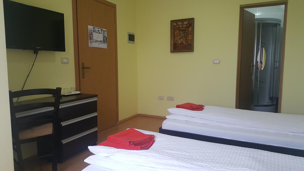 Family Pension Arad Bagian luar foto